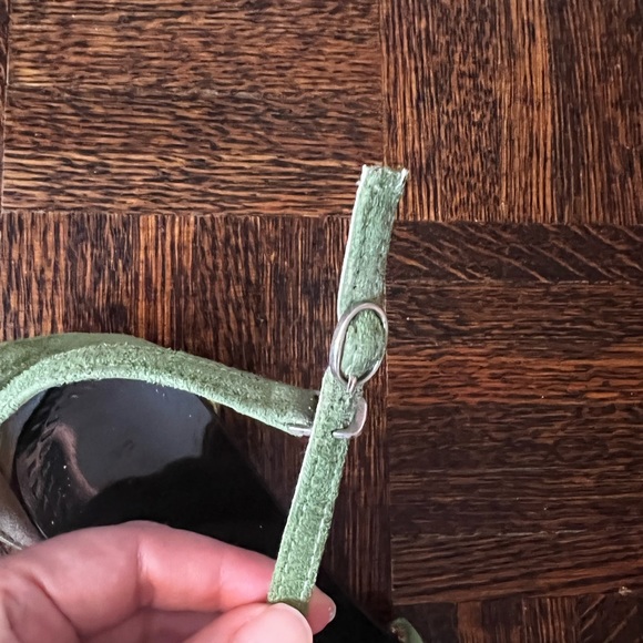 Green sandals with gold chain accents - Picture 6 of 6